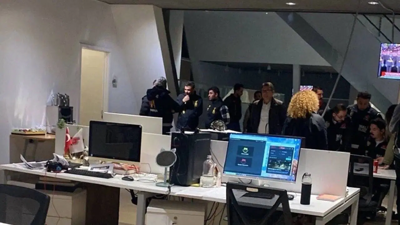 Halk TV'ye Kayyım Baskını: Siyasilerden ve Gazetecilerden Tepki Yağdı