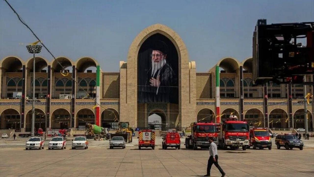 Hamaney'in cenaze töreni: Minab kurbanlarının ayakkabılarıyla siyasi mesaj