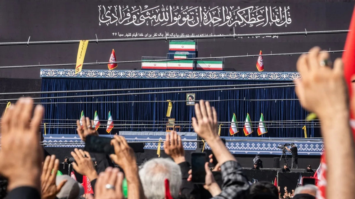 Hamaney'in cenazesinde kırmızı bayraklı intikam yemini