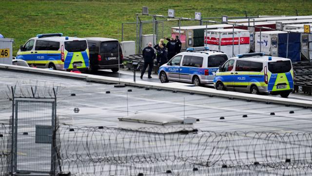 Hamburg Havalimanı'nda Uçuşlar Yeniden Başladı