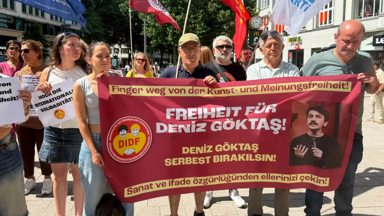 Hamburg’da Deniz Göktaş’a Destek Gösterisi: ‘Sahneye Sığmaz Oldu’