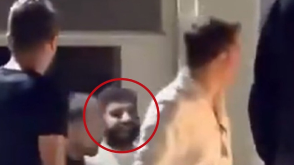 Hamile eşini öldüren zanlı alkışlarla uğurlandı: Tebessümü infial yarattı