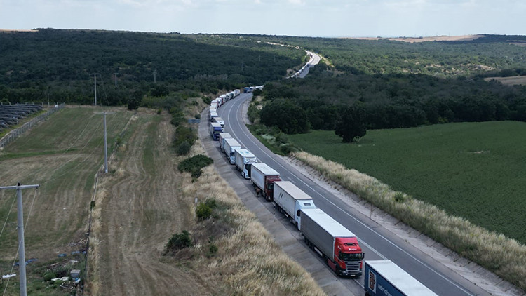 Hamzabeyli Sınır Kapısı'nda TIR Kuyruğu 20 Kilometreyi Buldu
