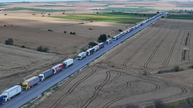 Hamzabeyli Sınır Kapısı'nda Tır Kuyruğu 23 Kilometreye Ulaştı