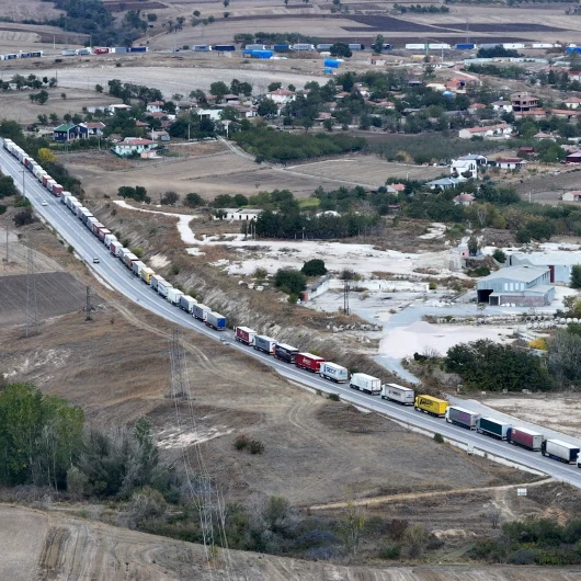 Hamzabeyli'de Tır Kuyruğu 27 Kilometreye Ulaştı