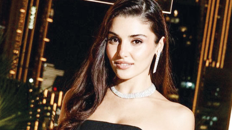 Hande Erçel Dubai'de hayranlarıyla buluştu
