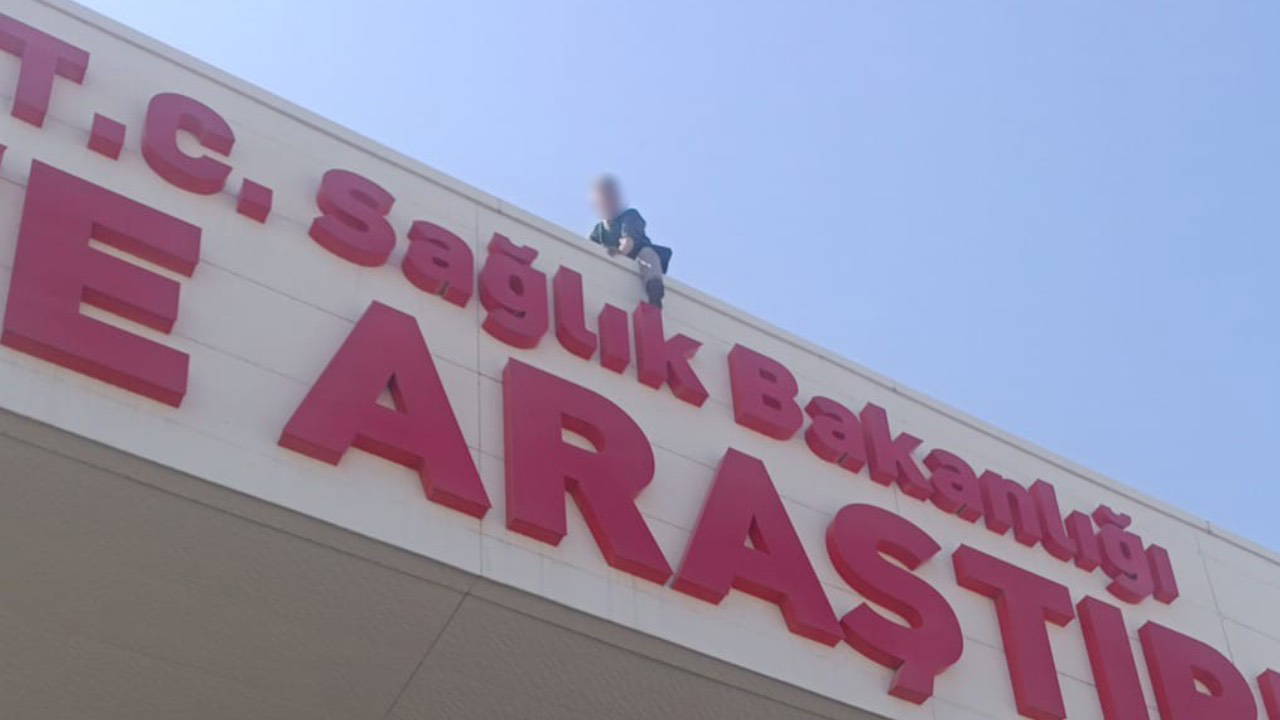 Hastane Çatısında İntihar Girişimi: 'Karpuz Keselim' Diyerek İkna Ettiler