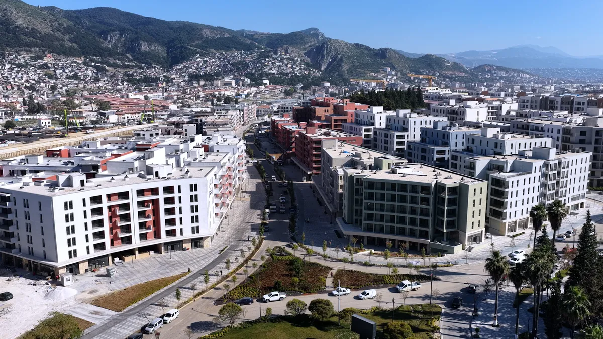 Hatay'da Atatürk Caddesi Yeniden Ayağa Kalktı, Esnaf Umutla Kepenk Açtı