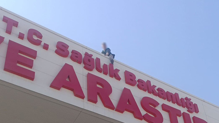 Hatay'da çatıdaki şahsa 'karpuz' iknası