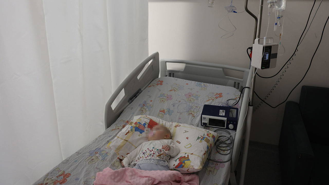 Hatay'da hemşire, serumu çıkarırken 5 aylık bebeğin parmağını kesti