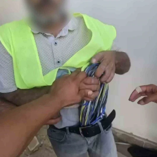 Hatay'da İşçi Yeleğiyle Hırsızlık: 300 Bin Liralık Kablo Çaldı, Suçüstü Yakalandı