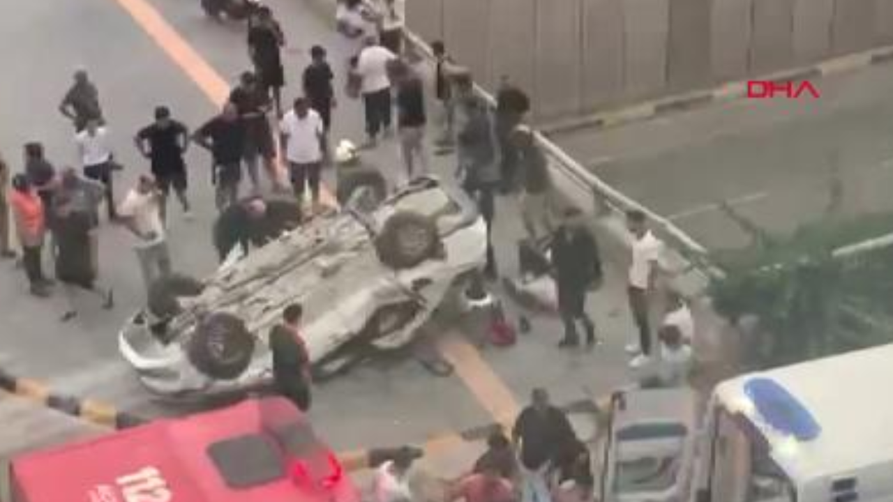 Hatay'da bariyerlere çarpan araç devrildi: 2 ölü, 3 yaralı