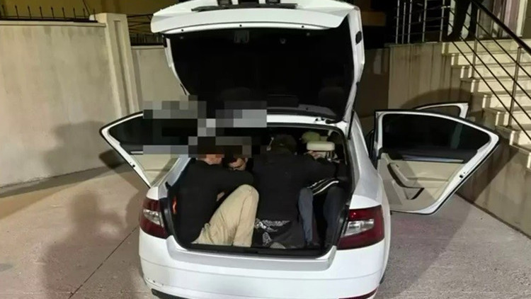 Hatay'da otomobil bagajından göçmen çıktı! İnsan taciri tutuklandı