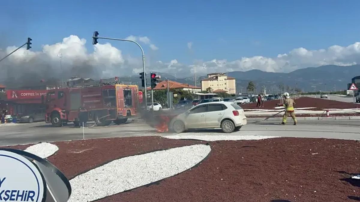 Hatay'da Seyir Halindeki Otomobil Alev Aldı