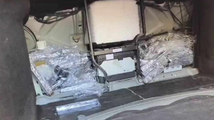 Hatay'da otomobildeki zuladan onlarca silah parçası çıktı