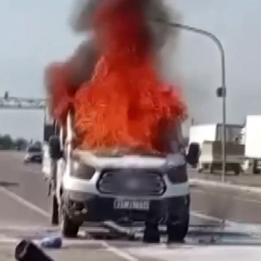 Hatay'da pikap alevlere teslim oldu: Yangın kısa sürede söndürüldü