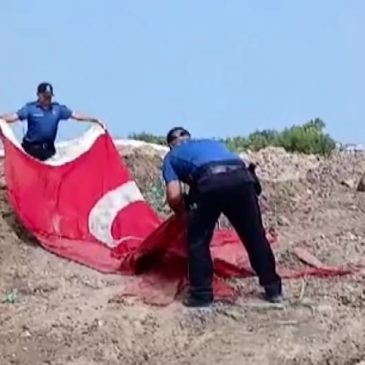 Hatay'da Polis Molozdan Çıkardığı Türk Bayrağını Öpüp Başına Koydu