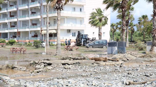 Hatay'da sağanak felaketi: Cadde ve sokaklar göle döndü