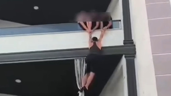 Hatay'da Akılalmaz Kaçış Girişimi: Aranan Hükümlü Balkondan Atlamaya Çalıştı