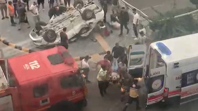 Hatay'da bariyerlere çarpan otomobil devrildi: 2 ölü, 3 yaralı