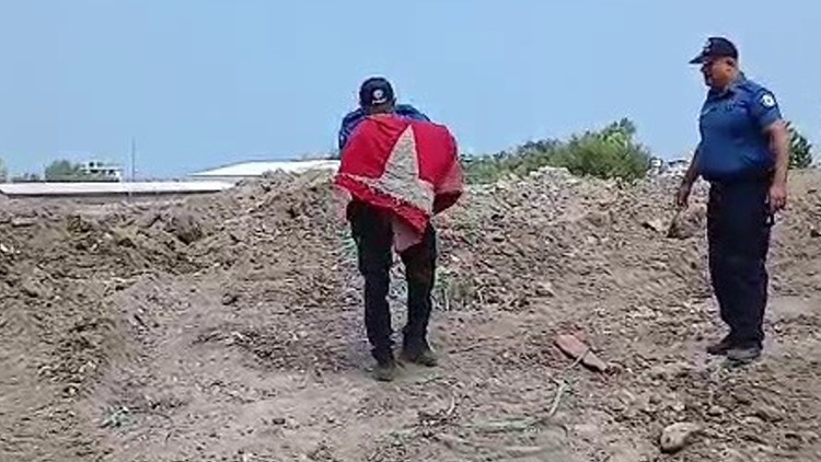 Hatay'da bayrağa saygı: Polis memurunun hareketi gönülleri fethetti