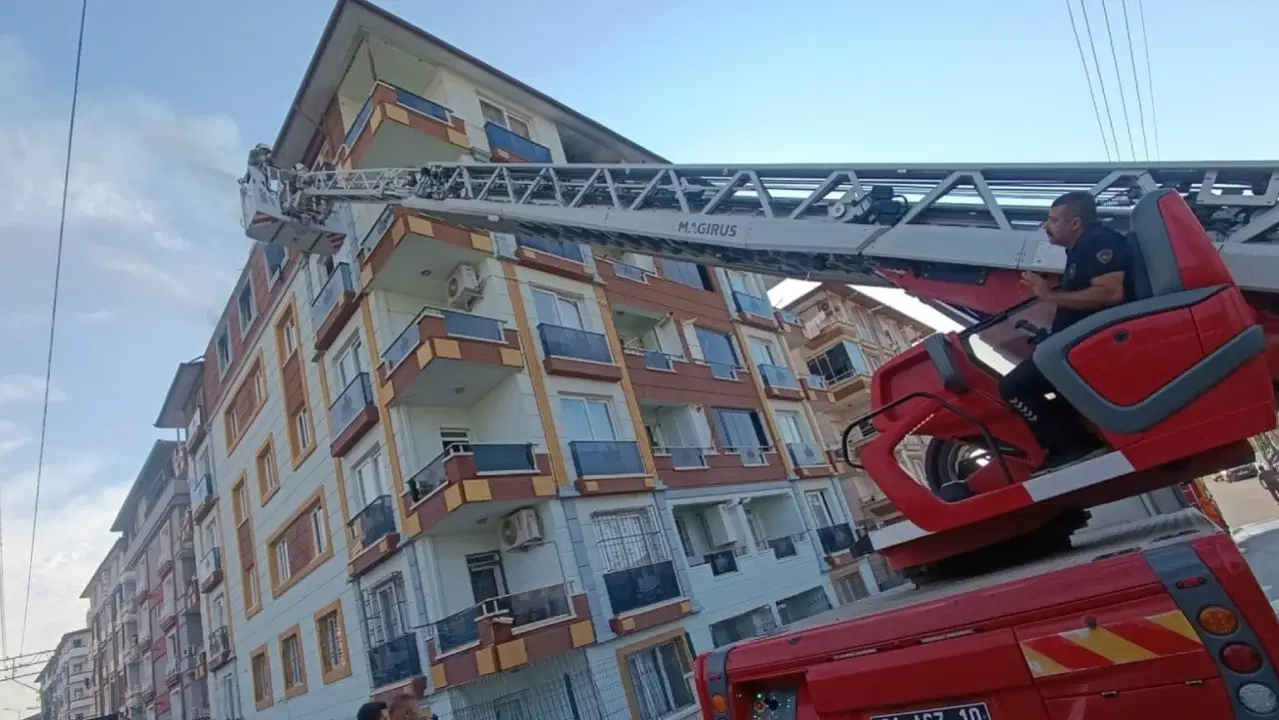 Hatay'da Elektrik Kaynaklı Yangın: Aile Çevredekilerin Uyarısıyla Kurtuldu
