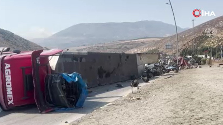 Hatay'da Freni Arızalı TIR Otomobile Çarpıp Devrildi: Sürücü Ağır Yaralandı