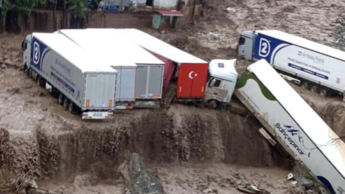 Hatay'da Heyelan Park Halindeki TIR'ları Sürükledi