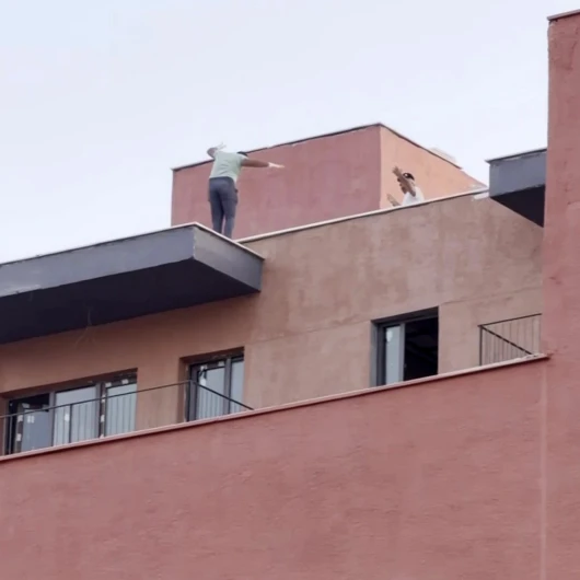 Hatay'da İşçiler İş Yerinde Çalan Oyun Havasıyla Terasta Oynadı