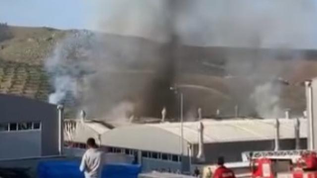 Hatay'da Mobilya Fabrikasında Yangın: Ekipler Müdahale Ediyor