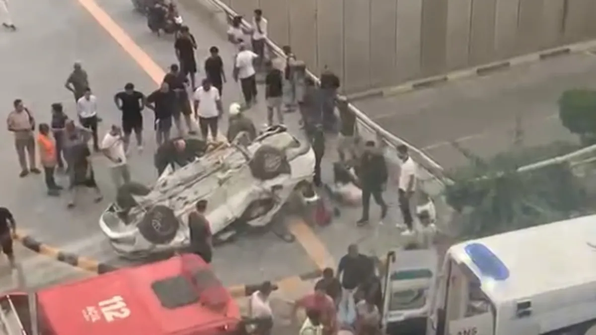 Hatay'da otomobil bariyerlere çarpıp devrildi: 2 ölü, 3 yaralı