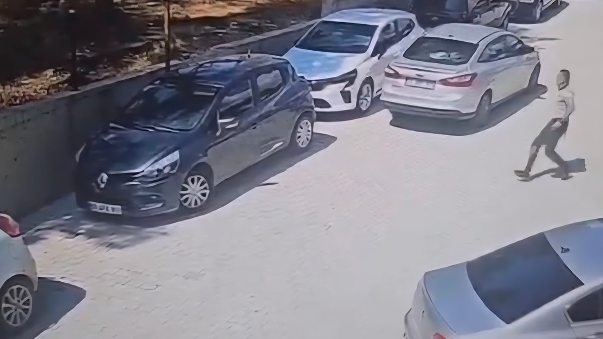 Hatay'da Park Halindeki Otomobil Kaydı: Güvenlik Görevlileri Faciayı Önledi