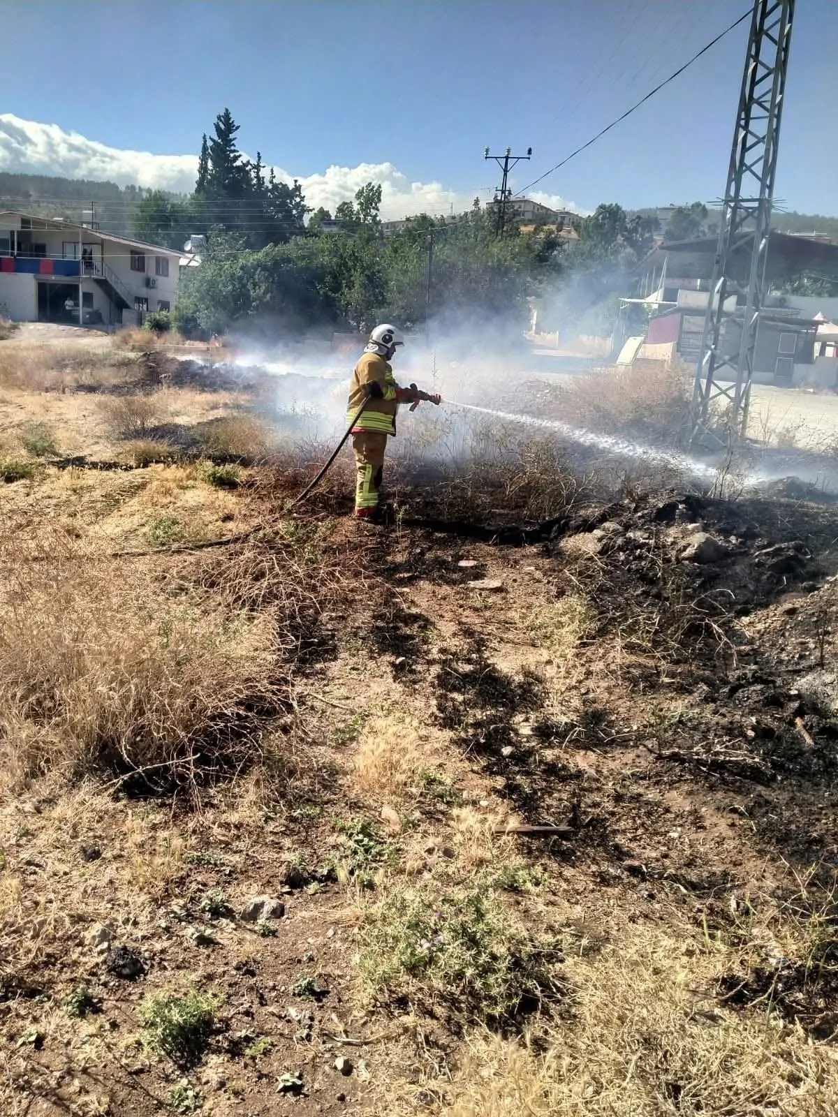 Hatay'da samanlık yangını paniği: Facianın eşiğinden dönüldü