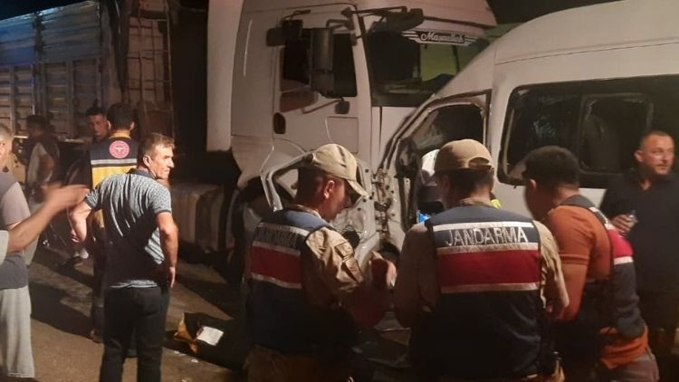 Hatay'da Servis Minibüsü ile Tır Çarpıştı: 1 Ölü, 14 Yaralı
