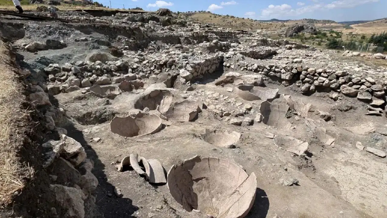 Hattuşa'da 3 bin 800 yıllık depolama küpleri bulundu