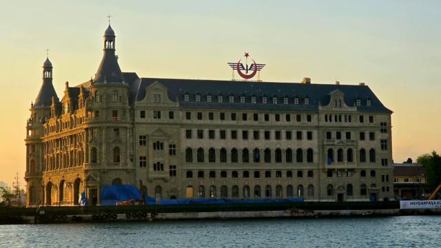 Haydarpaşa Garı'nın deniz cephesi iskeleleri söküldü, tarihi silüet ortaya çıktı