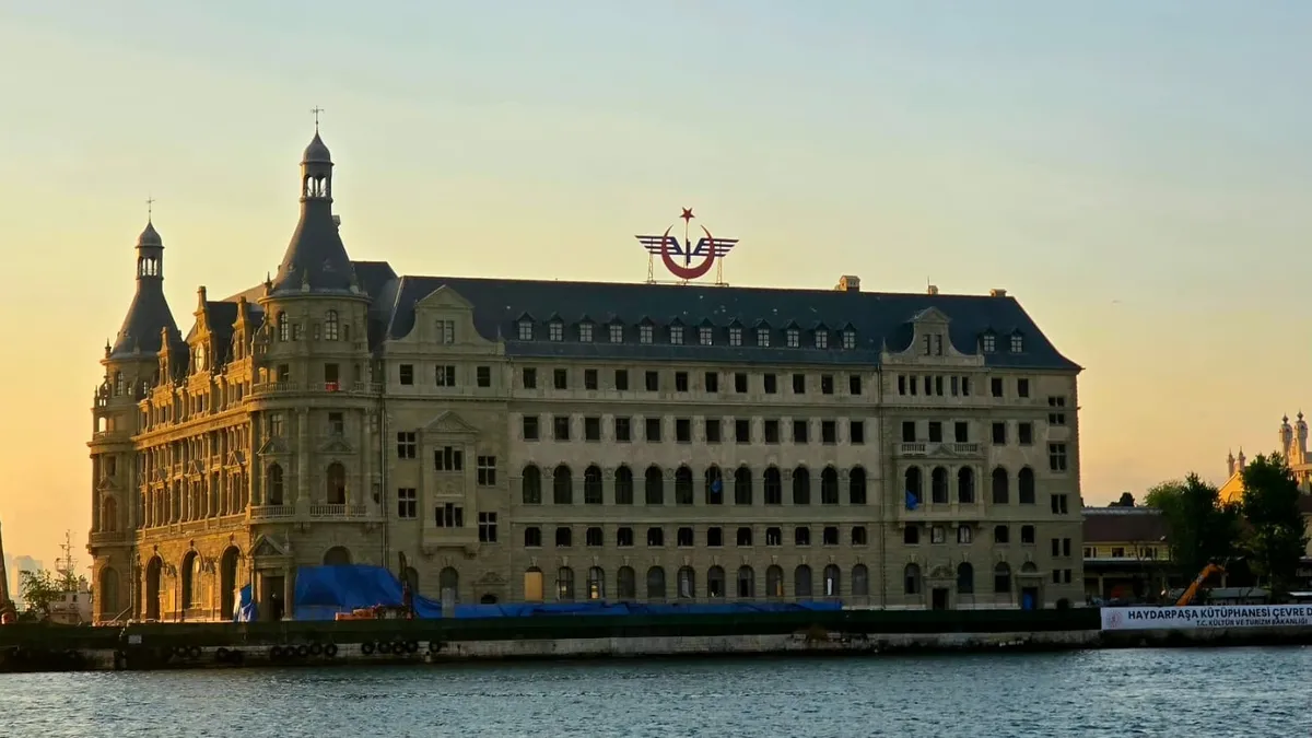 Haydarpaşa Garı'nda restorasyon: Tarihi cephe gün yüzüne çıktı