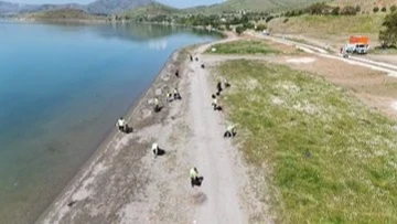 Hazar Gölü kıyıları temizlendi: 12 ton atık toplandı