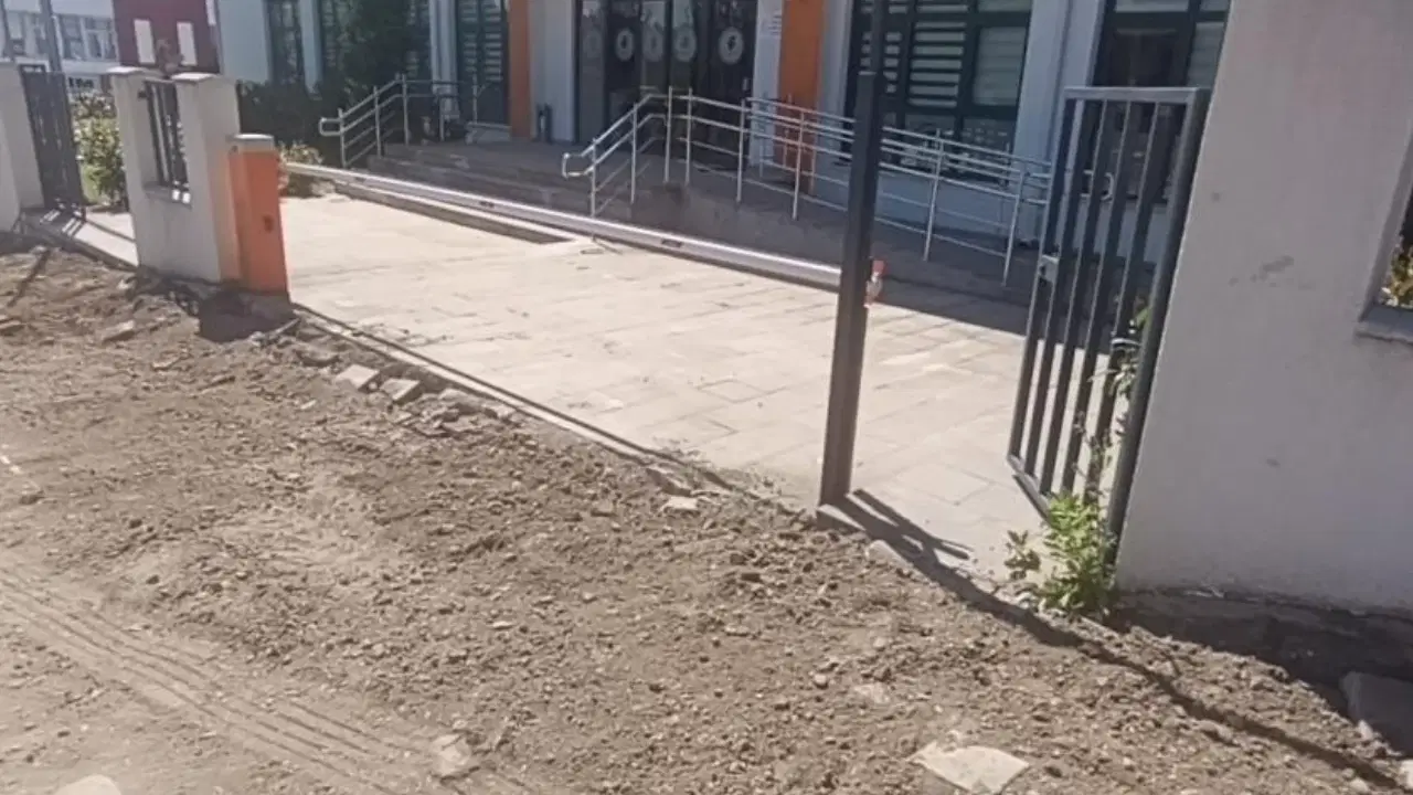 Hendek Belediye Başkanı, Tapu Müdürlüğü Önünde Kazı Yaptırdı
