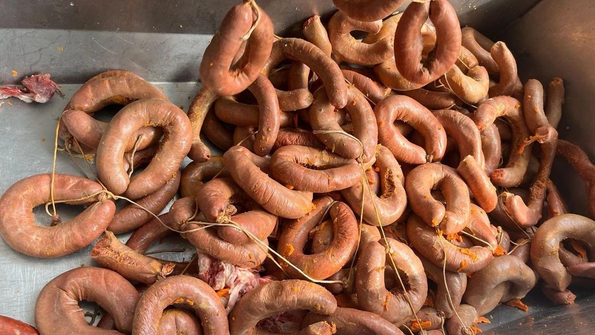 Hendek'te 1 Ton Bozuk Sucuk Ele Geçirildi