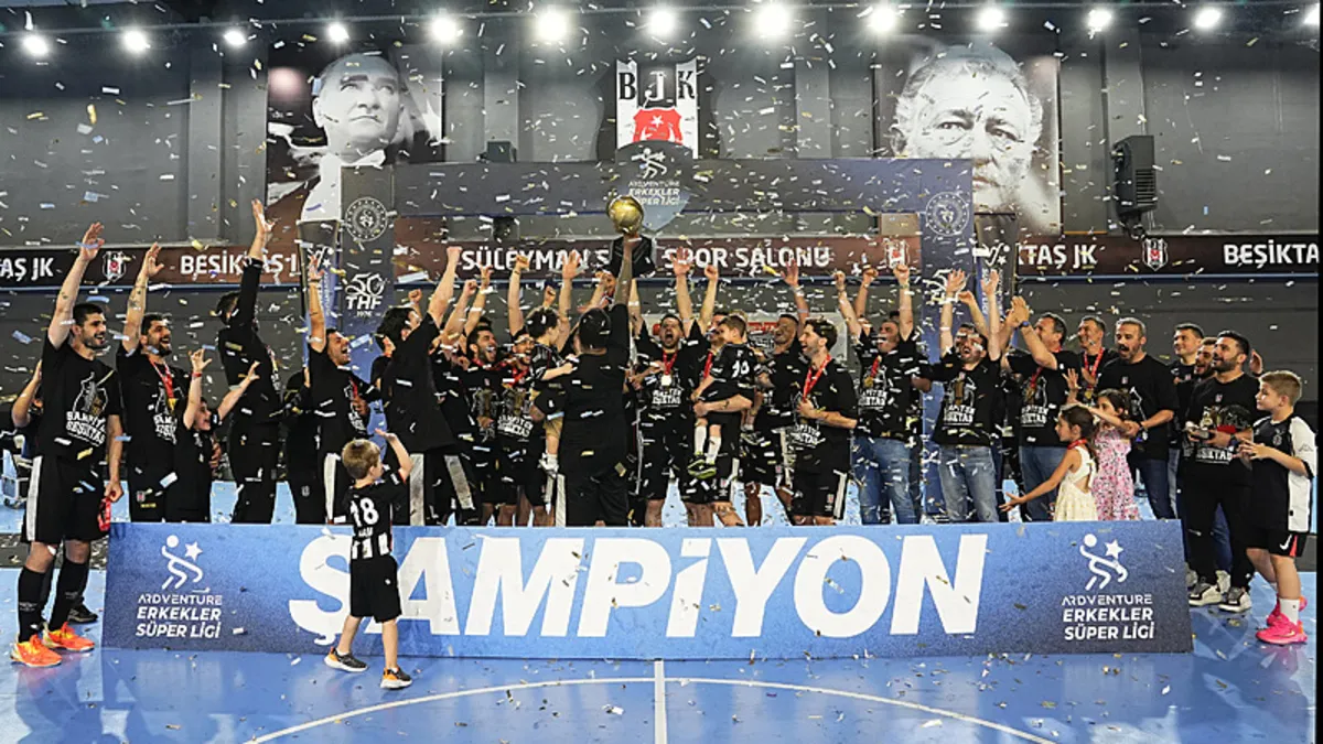 Hentbolda şampiyon Beşiktaş kupasını kaldırdı