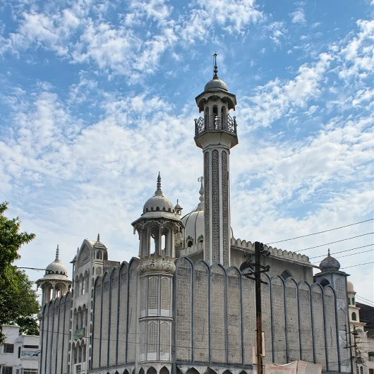 Hindistan'da 600 Yıllık Şahi Camii Yıkıldı: Müslümanlar Gözyaşlarıyla Yıktı