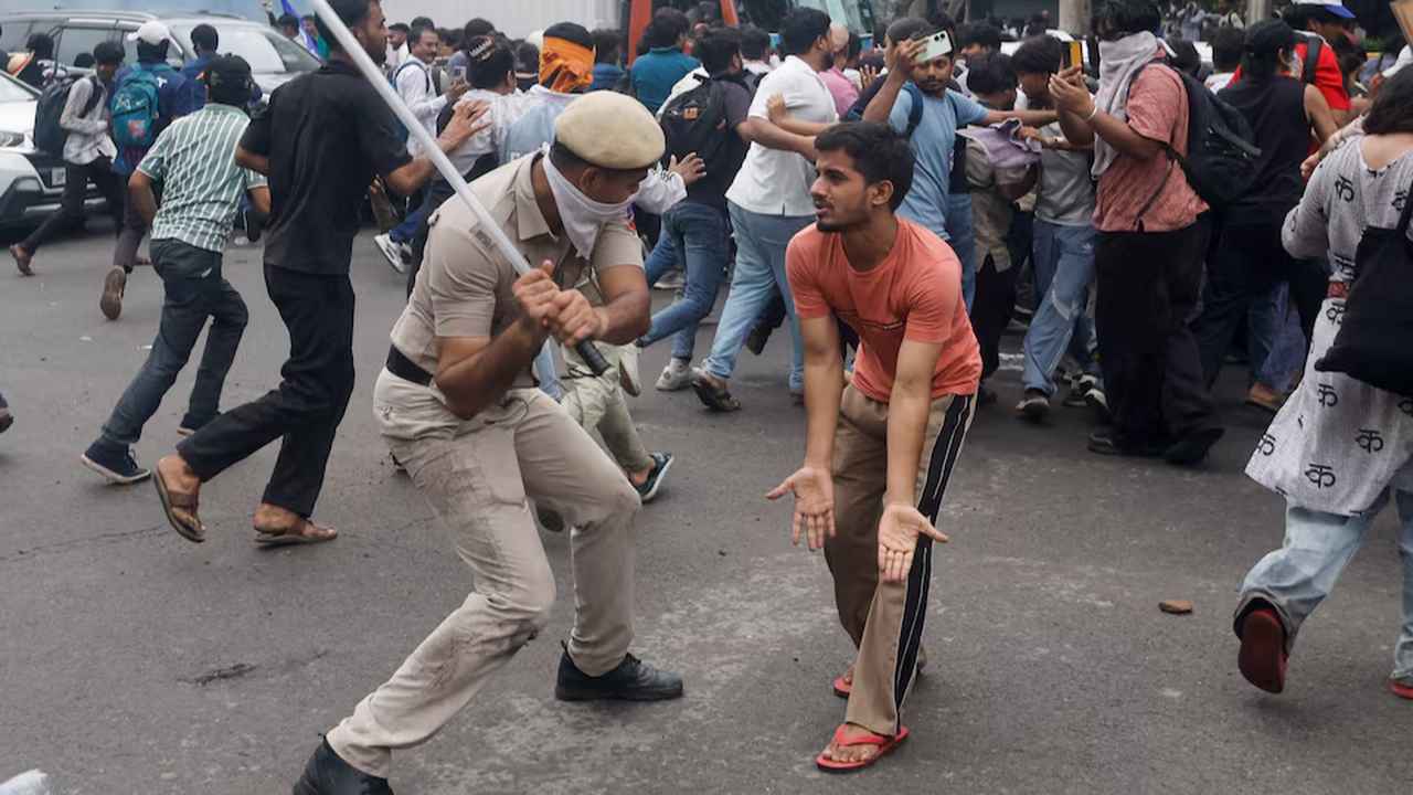 Hindistan'da Z Kuşağı Protestoları: Hamamböceği Hareketi Hükümeti Hedef Aldı