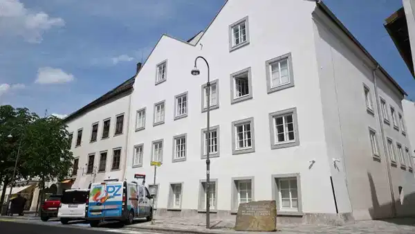 Hitler'in doğduğu ev polis karakoluna dönüştürüldü