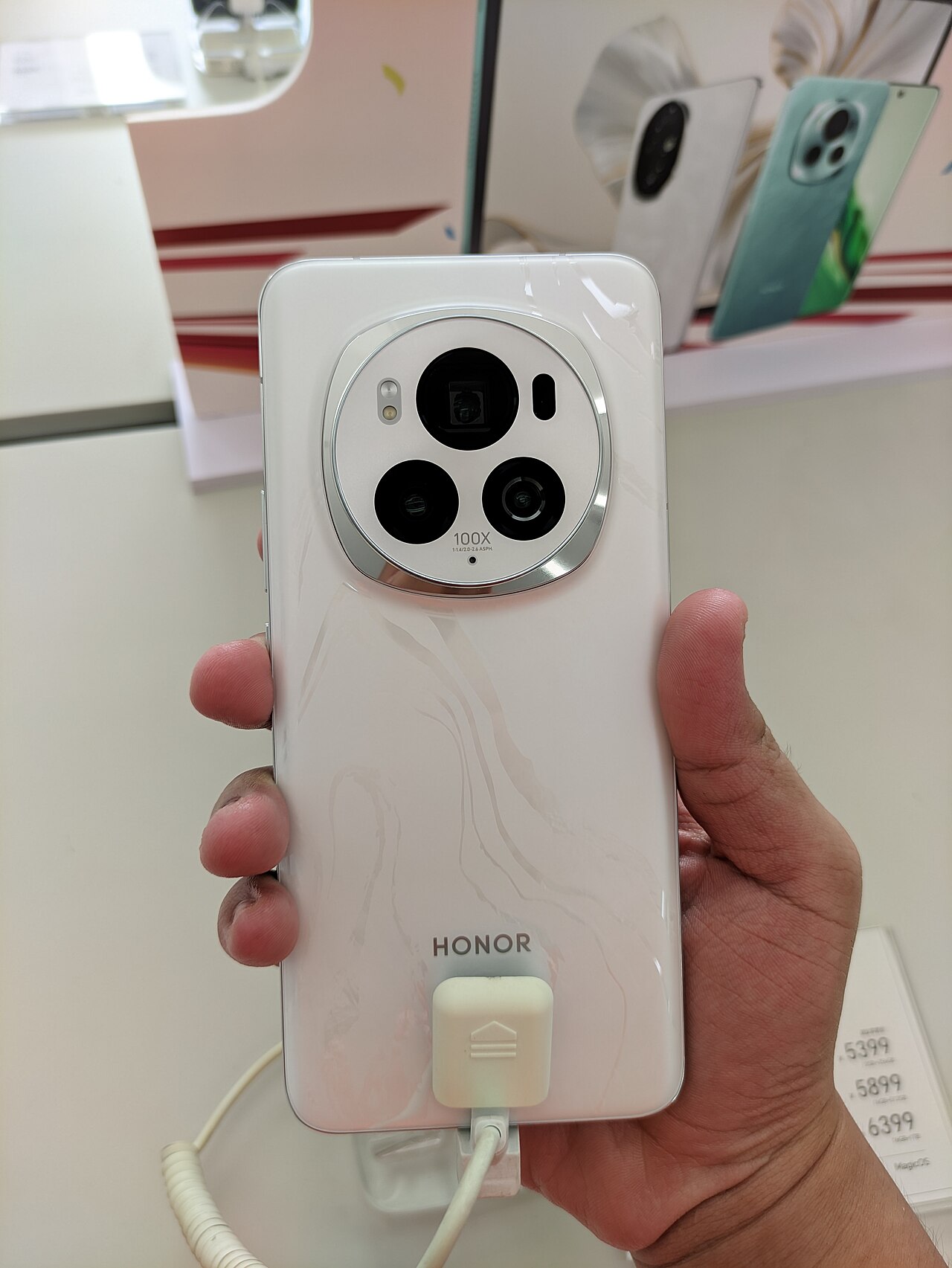 Honor Magic V6 Türkiye'de: Katlanabilir Devin Fiyatı Merak Konusu
