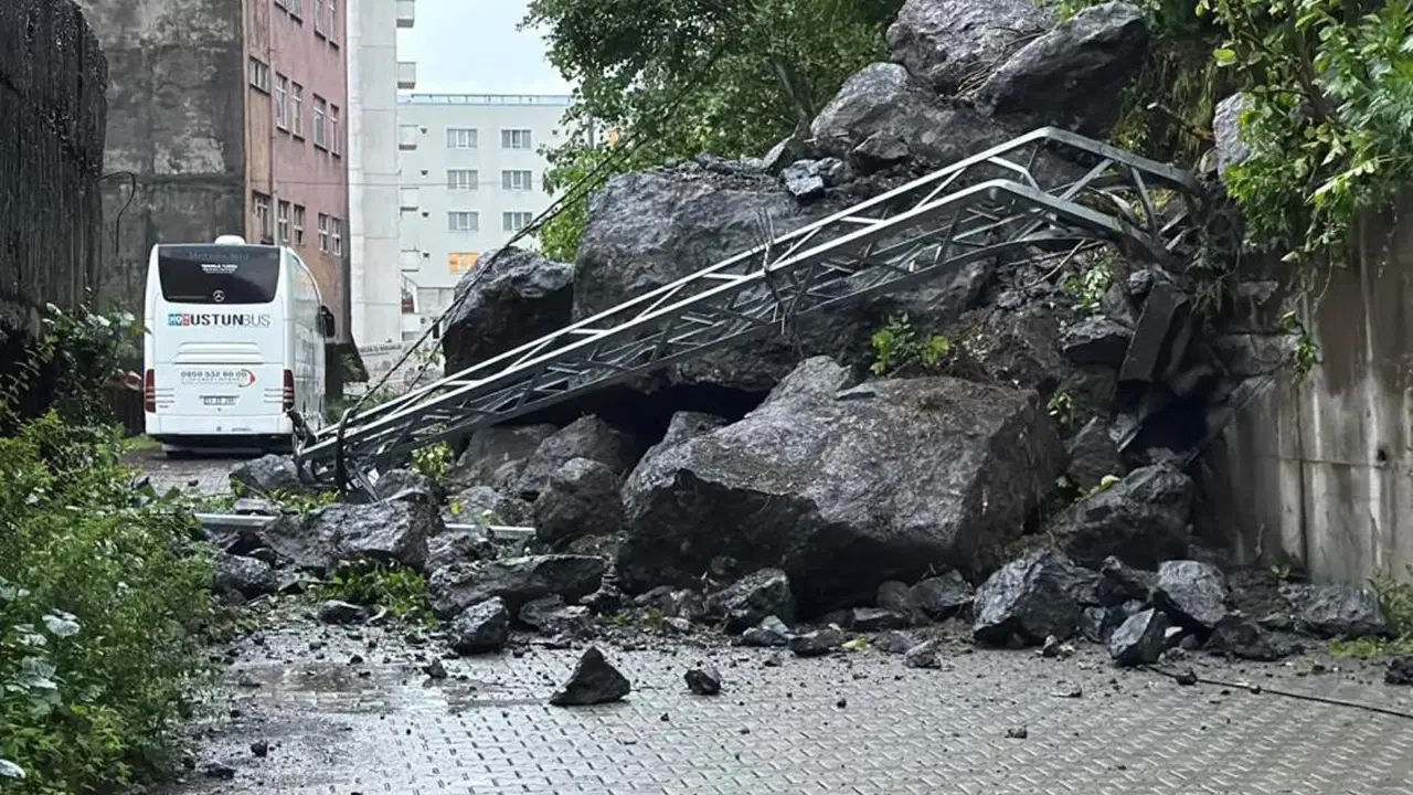 Hopa'da heyelan: Dev kaya yolu trafiğe kapattı