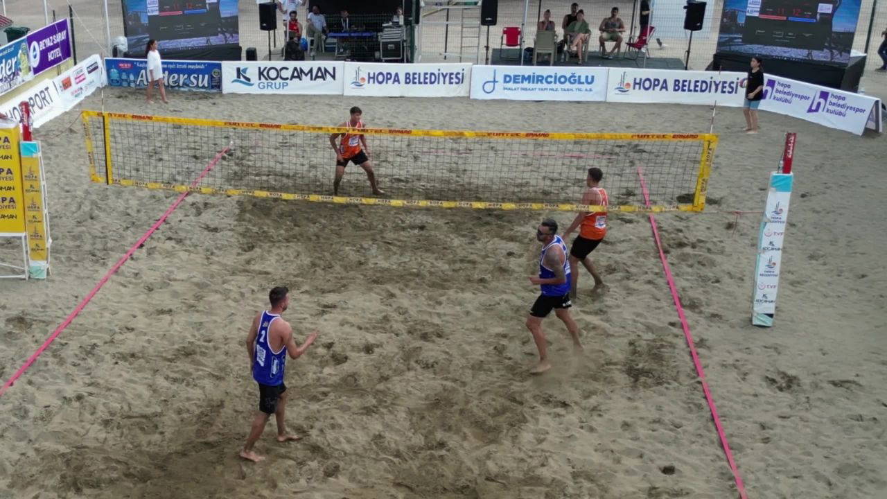Hopa'da Plaj Voleybolu Şampiyonları Kupalarına Kavuştu