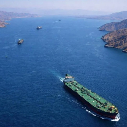 Hürmüz Boğazı'nda petrol tankerinde patlama: İran'dan açıklama