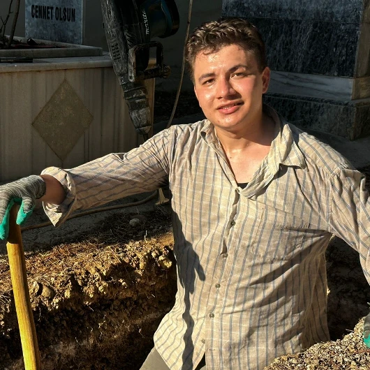 Hukuk Öğrencisi Babasıyla Mezar Kazarak Harçlığını Çıkarıyor