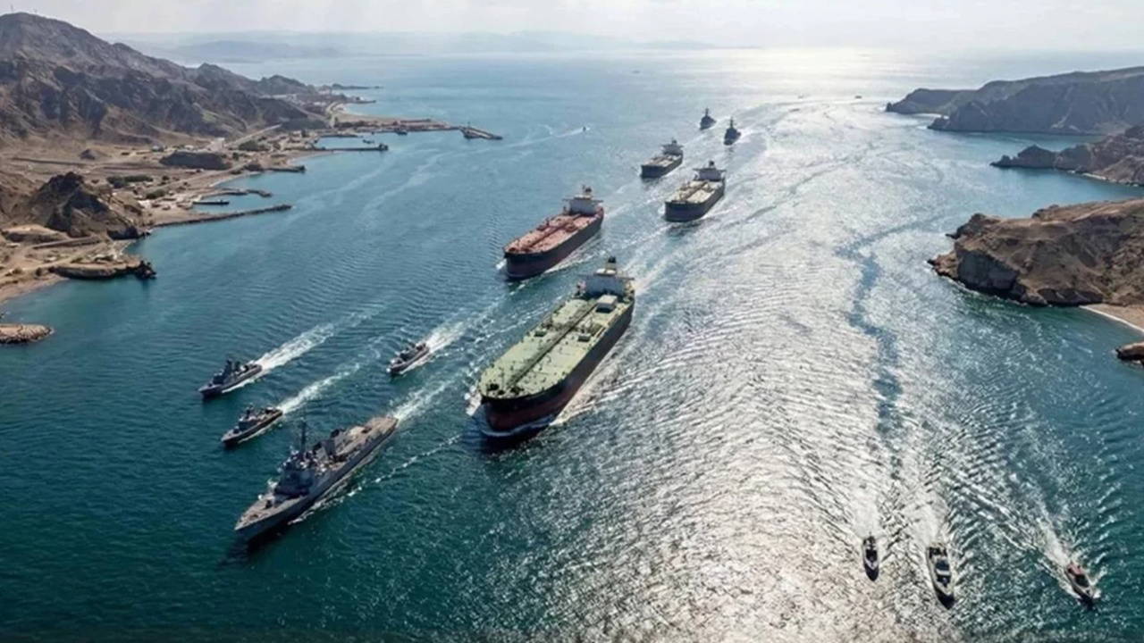 Hürmüz Boğazı'nda petrol tankerine mayın saldırısı: Yangın çıktı
